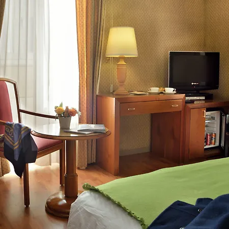 Della Posta Boutique